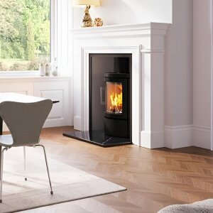 Kaminofen HWAM 2620c mit 4,5 kW – verschiedene Farben und Aufstellvarianten